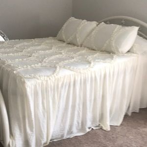 Queen bedspread and shams NWOT